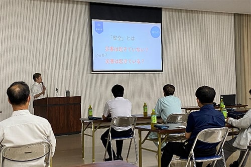 専門業者の集まりで安全教育をするコンサルタント