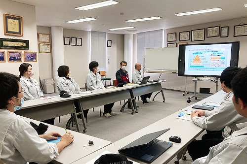 安全衛生委員会でリスクアセスメントについて
										説明するコンサルタント