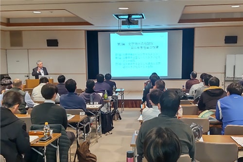 化学物質管理者講習で講義するコンサルタント