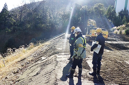 土木工事をパトロールするコンサルタント