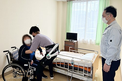 腰痛防止対策の指導をするコンサルタント