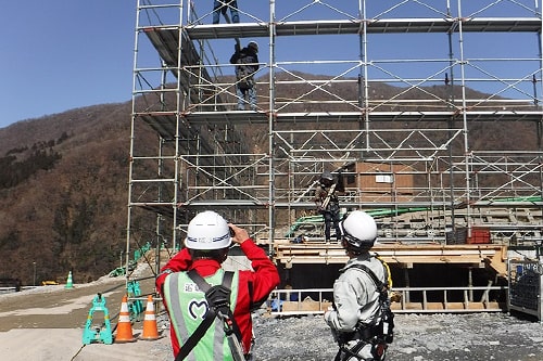 足場組立作業をパトロールするコンサルタント